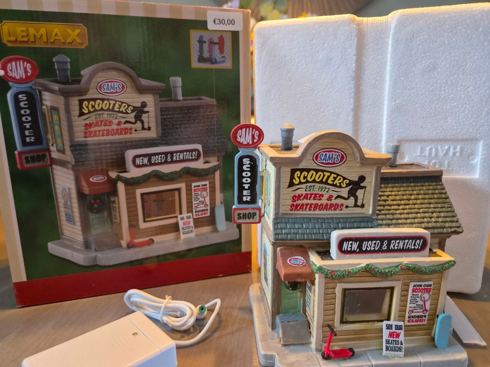Lemax Sam's Scooters Skates & Skateboards Kersthuisje, Ophalen, Zo goed als nieuw