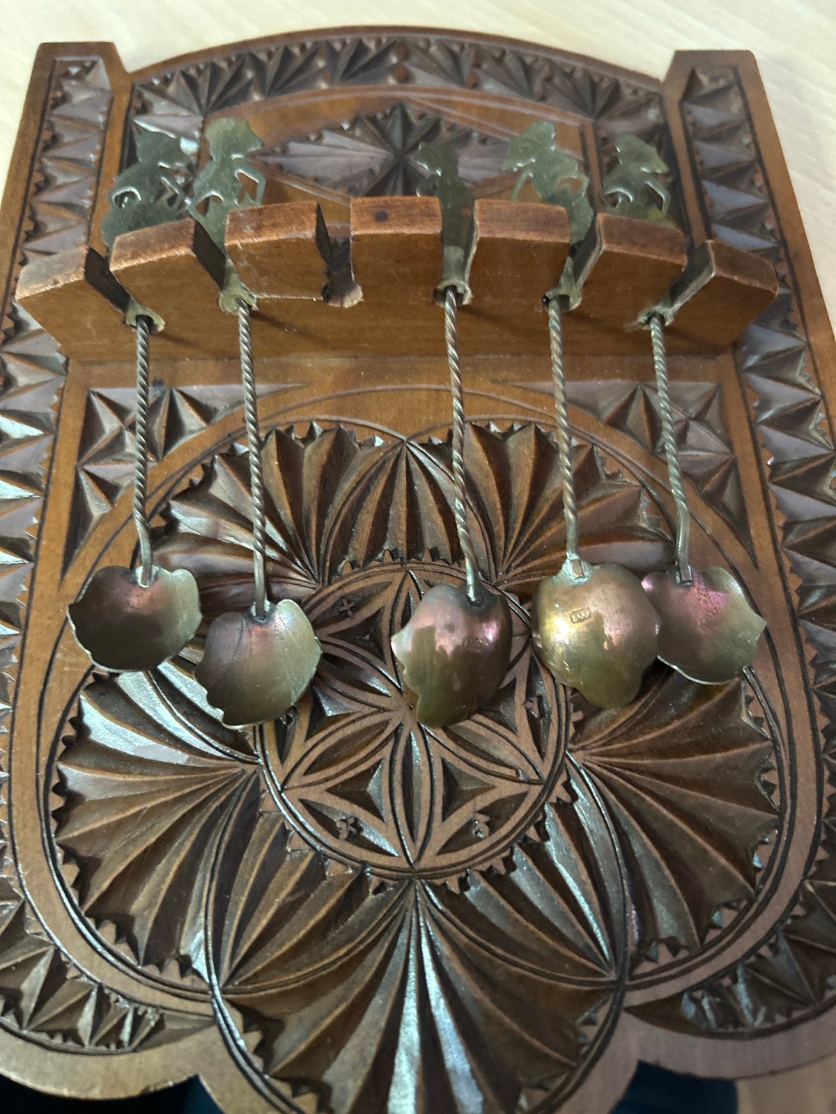 Antieke houten lepelrek met 5 verzamellepels, Antiek en Kunst, Ophalen of Verzenden