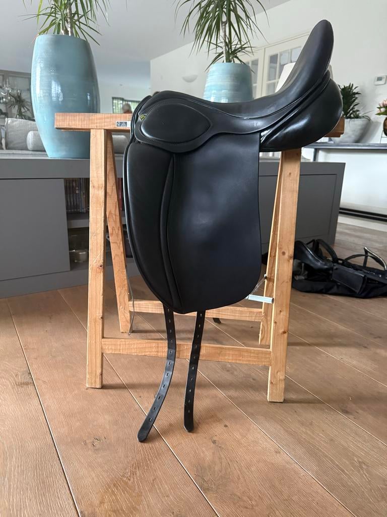 Goede Hulsebos Balance+ 17,5 inch met bruine achterkant, Ophalen, Zo goed als nieuw, Dressuur