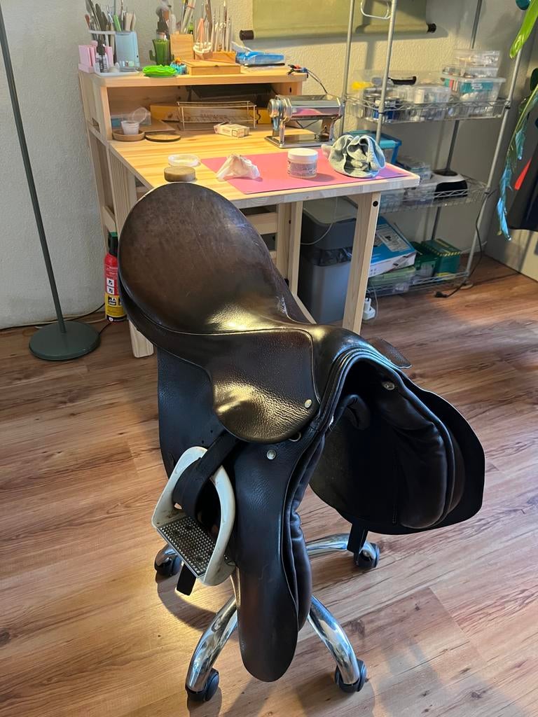 Stübben veelzijdigheids zadel 18inch, Dieren en Toebehoren, Paarden en Pony's | Overige Paardenspullen, Gebruikt, Recreatie, Ophalen