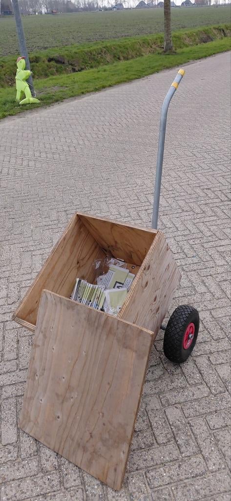 Krantenbezorgkar met afsluitbare bak, Ophalen, Zo goed als nieuw