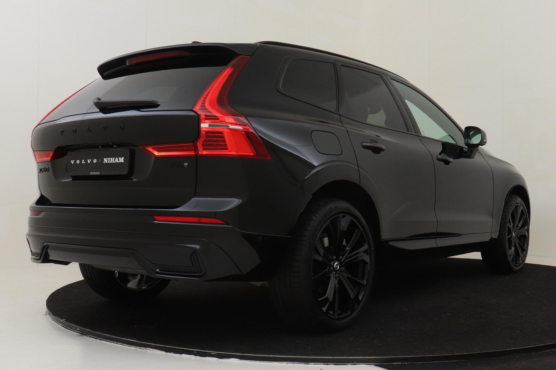 Volvo XC60 T6 PLUG-IN HYBRID AWD ULTRA BLACK EDITION -PANO.D, Auto's, Automaat, Gebruikt, Euro 6, 4 cilinders