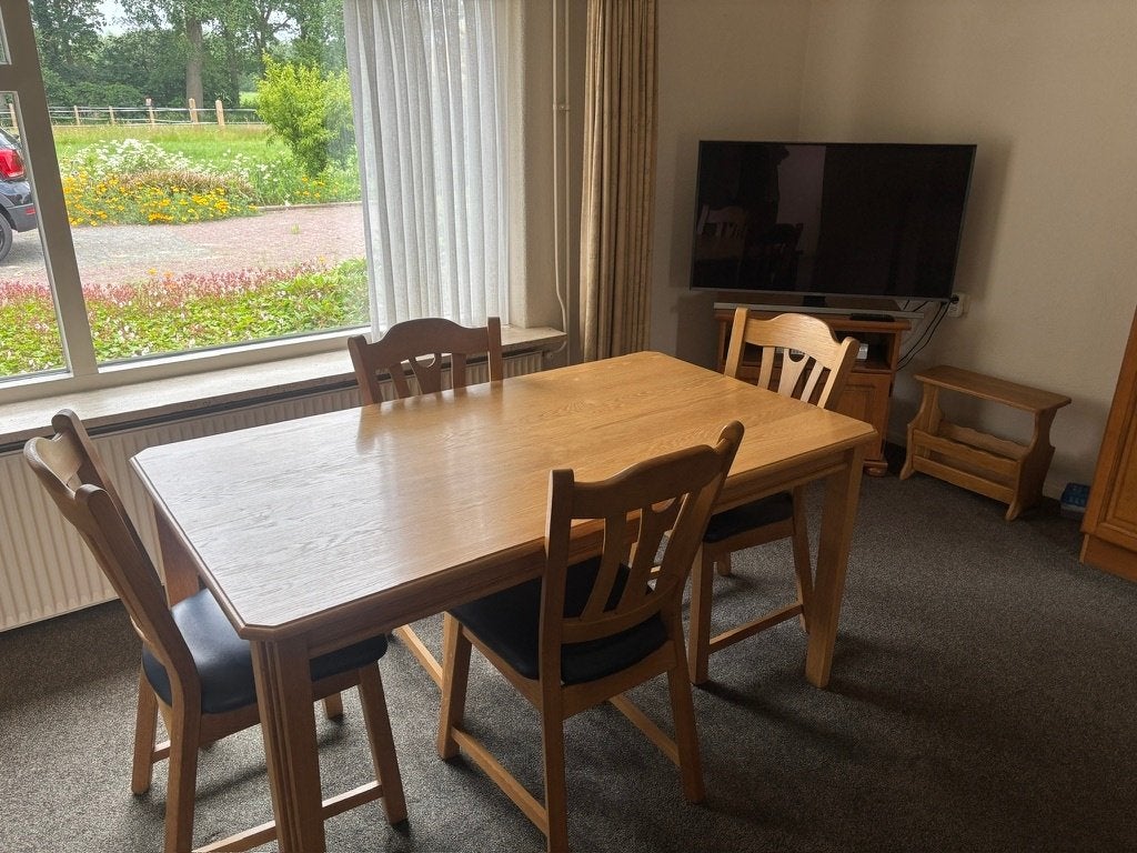 Eiken eettafel met 6 stoelen | nette complete eetkamerset, Ophalen, Gebruikt, Gedetailleerd Eikenhout met afgeronde hoeken, met leren zetels