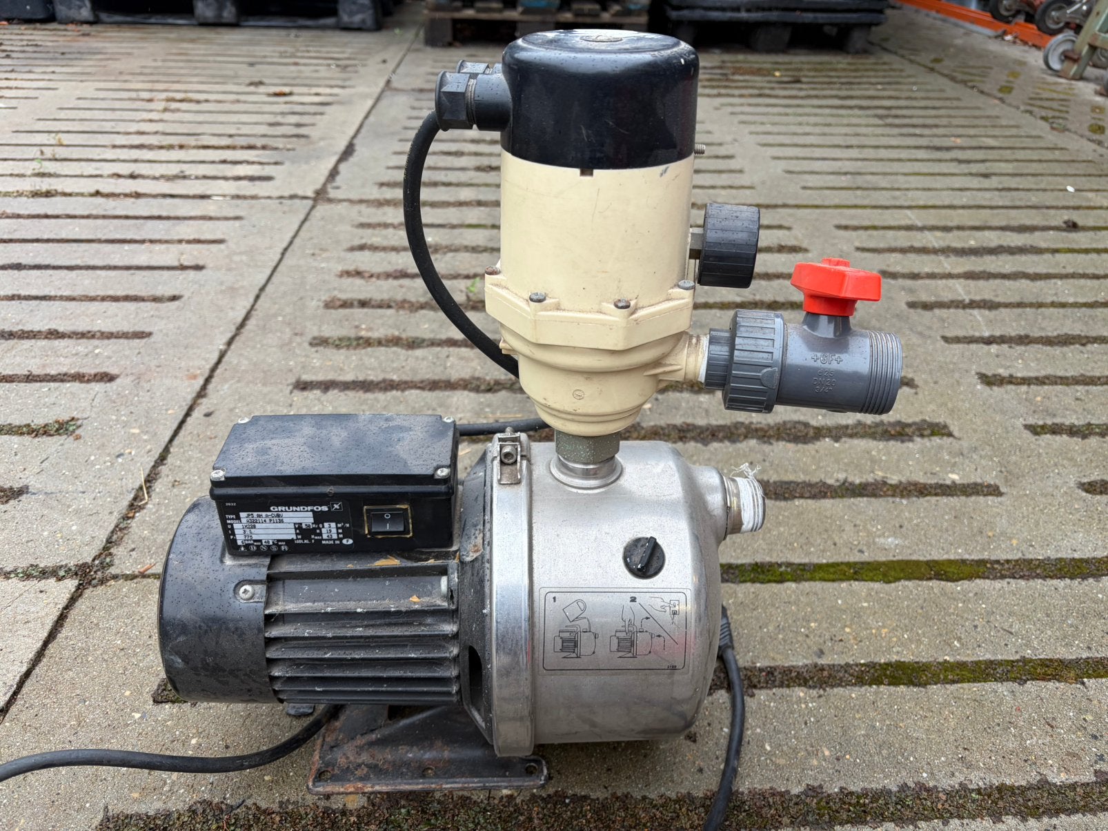 Grundfos regenwaterpomp met pressostaat, Tuin en Terras, Waterpompen, Ophalen, Zo goed als nieuw