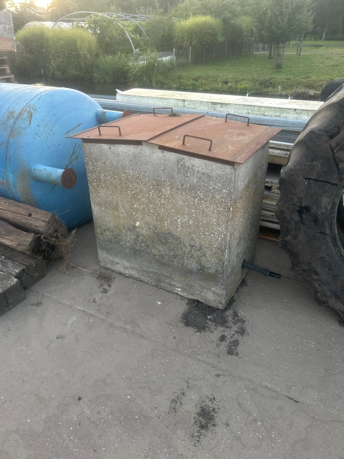 Betonnen waterput met metalen deksels, Ophalen of Verzenden