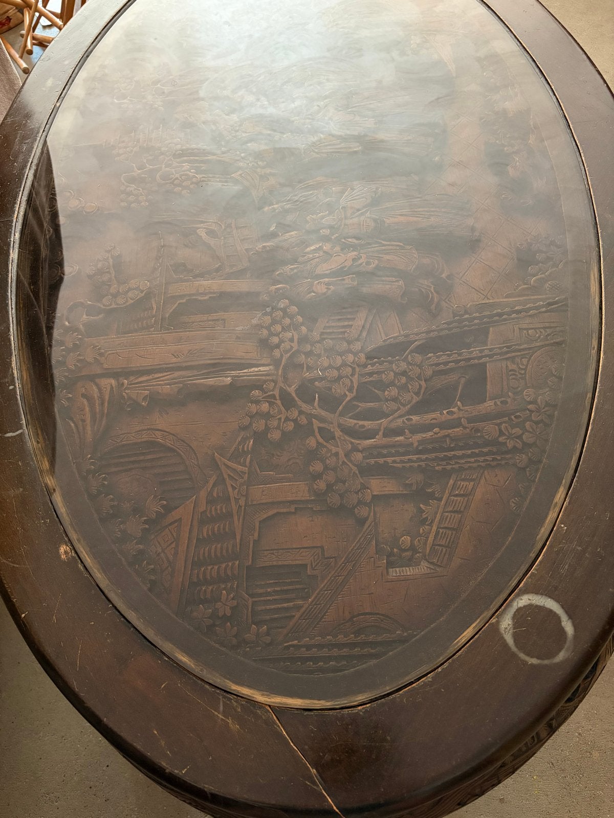 Antieke Chinese salontafel met houtsnijwerk en glasplaat, Ophalen