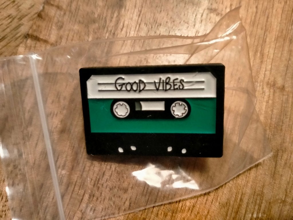Cassette cassettebandje Good Vibes logo pin comic, Verzamelen, Ophalen of Verzenden, Zo goed als nieuw