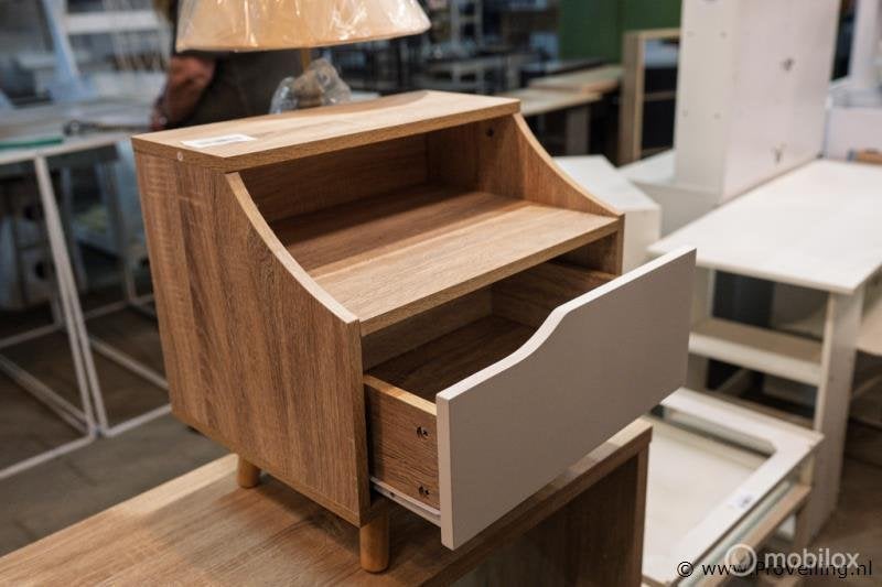 Online Veiling: Sidetable, kast & vloerlamp
