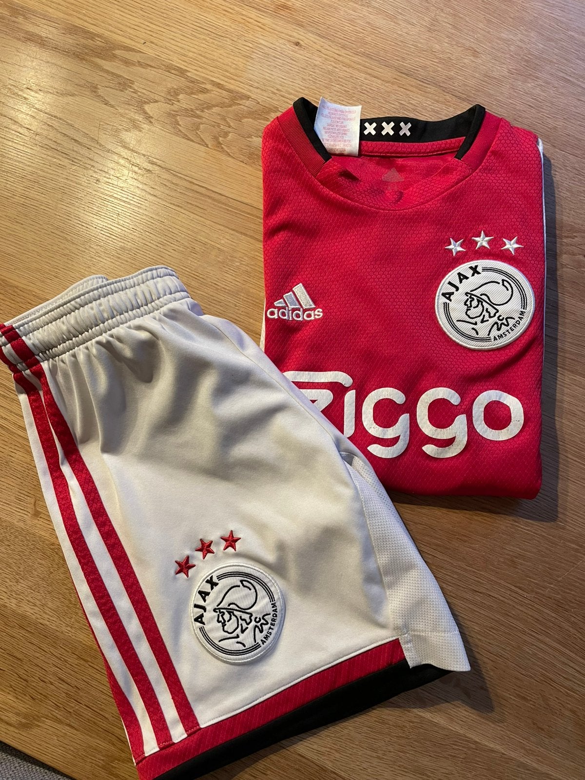 Ajax voetbalshirtje en broekje maat 140/152, Kinderen en Baby's, Kinderkleding | Maat 140, Ophalen of Verzenden, Zo goed als nieuw