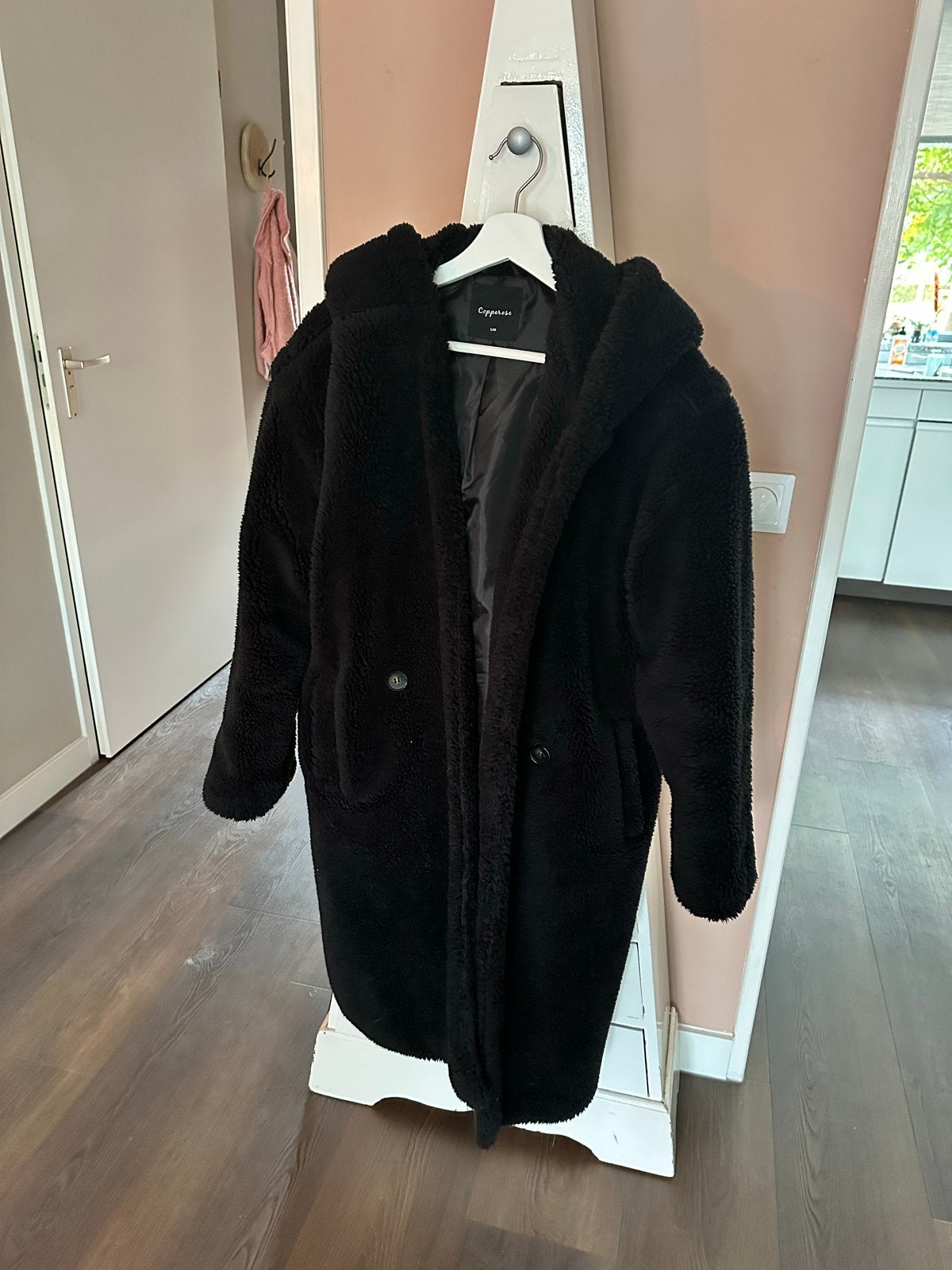 Zwarte half lange teddy jas met twee knopen en capuchon, Kleding | Dames, Jassen | Winter, Ophalen of Verzenden, Zo goed als nieuw