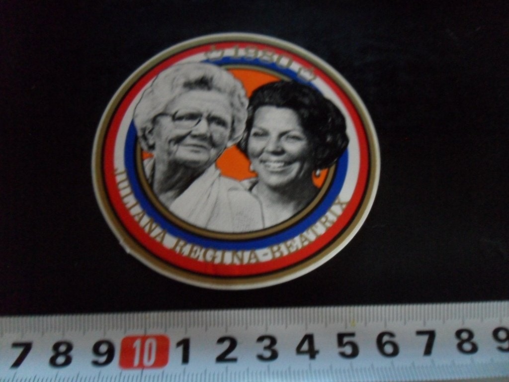 sticker 1980 Juliana Regina Beatrix  koningshuis, Verzamelen, Ophalen, Zo goed als nieuw
