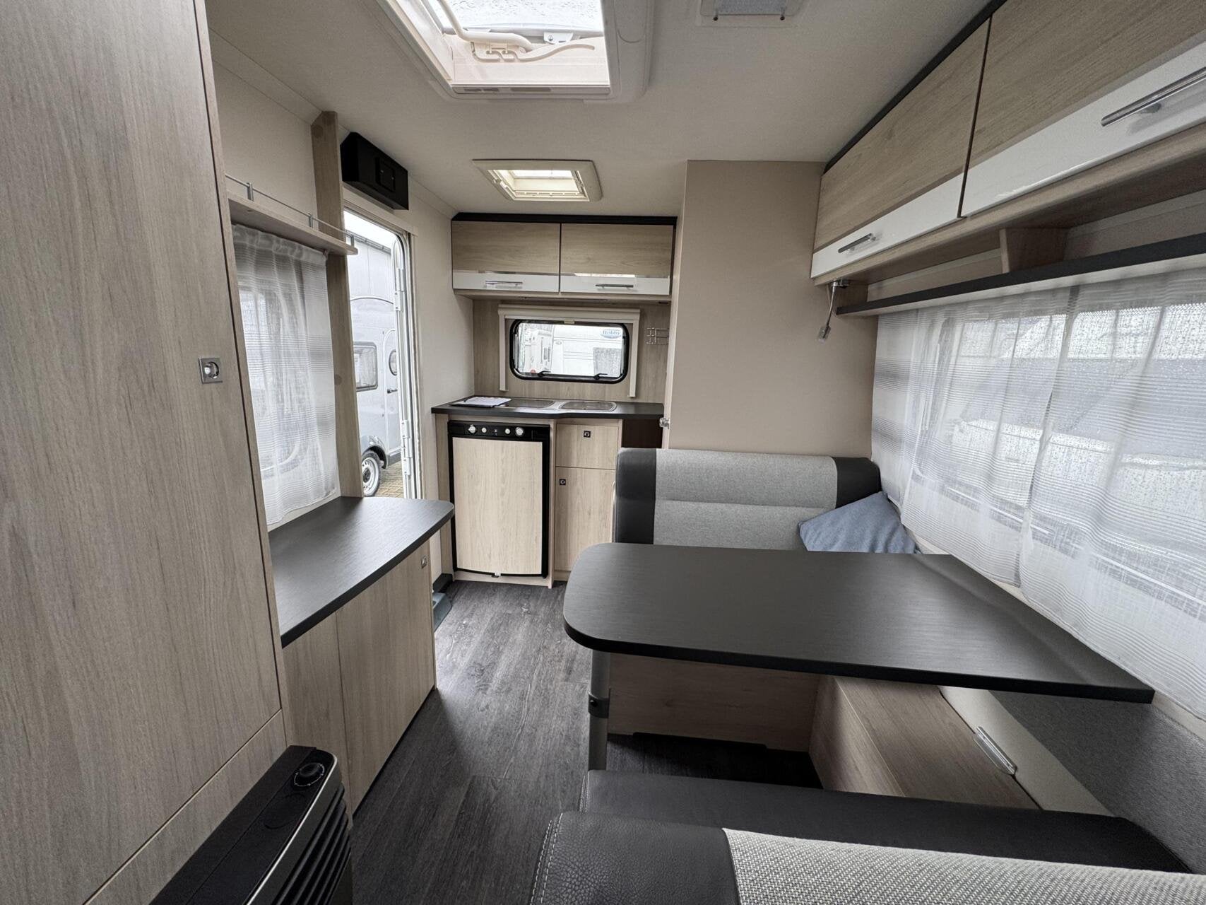 Foto 7 van CARAVELAIR ANTARES STYLE 400, DWARSBED, TREINZIT, VOORTENT,