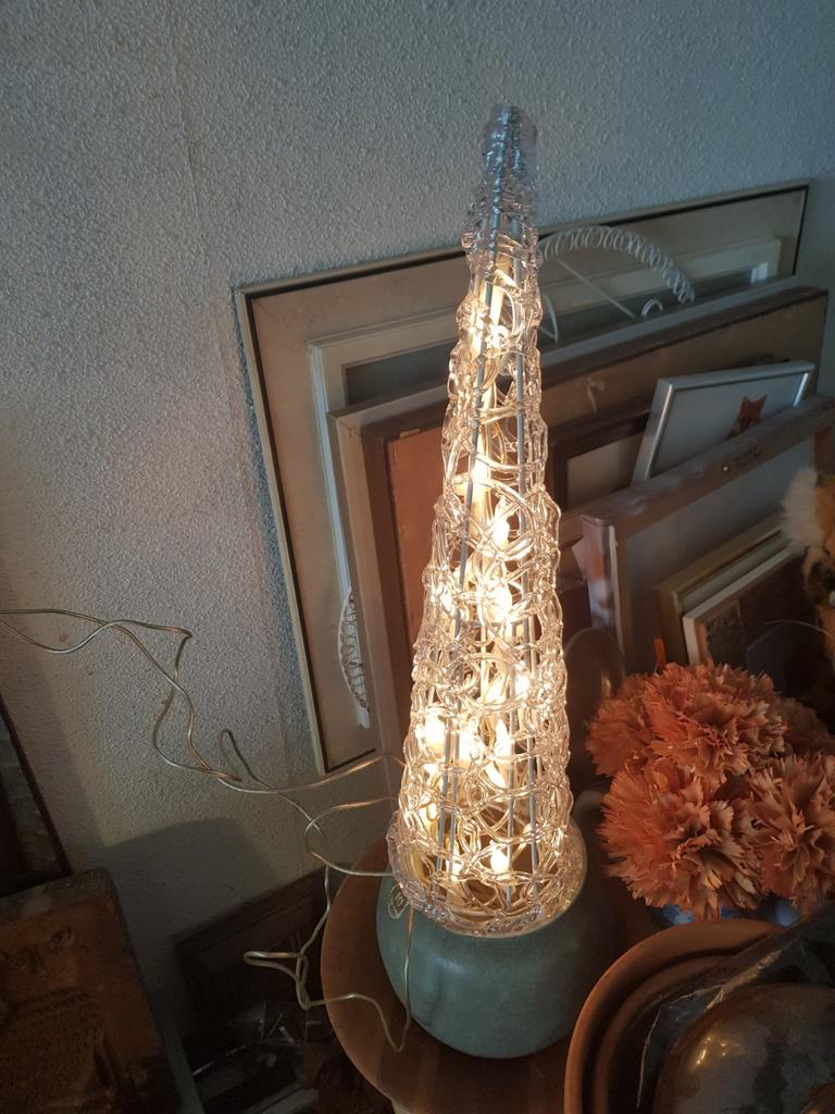 Een piramide met lichtjes. 40cm hoog., Ophalen, Minder dan 50 cm