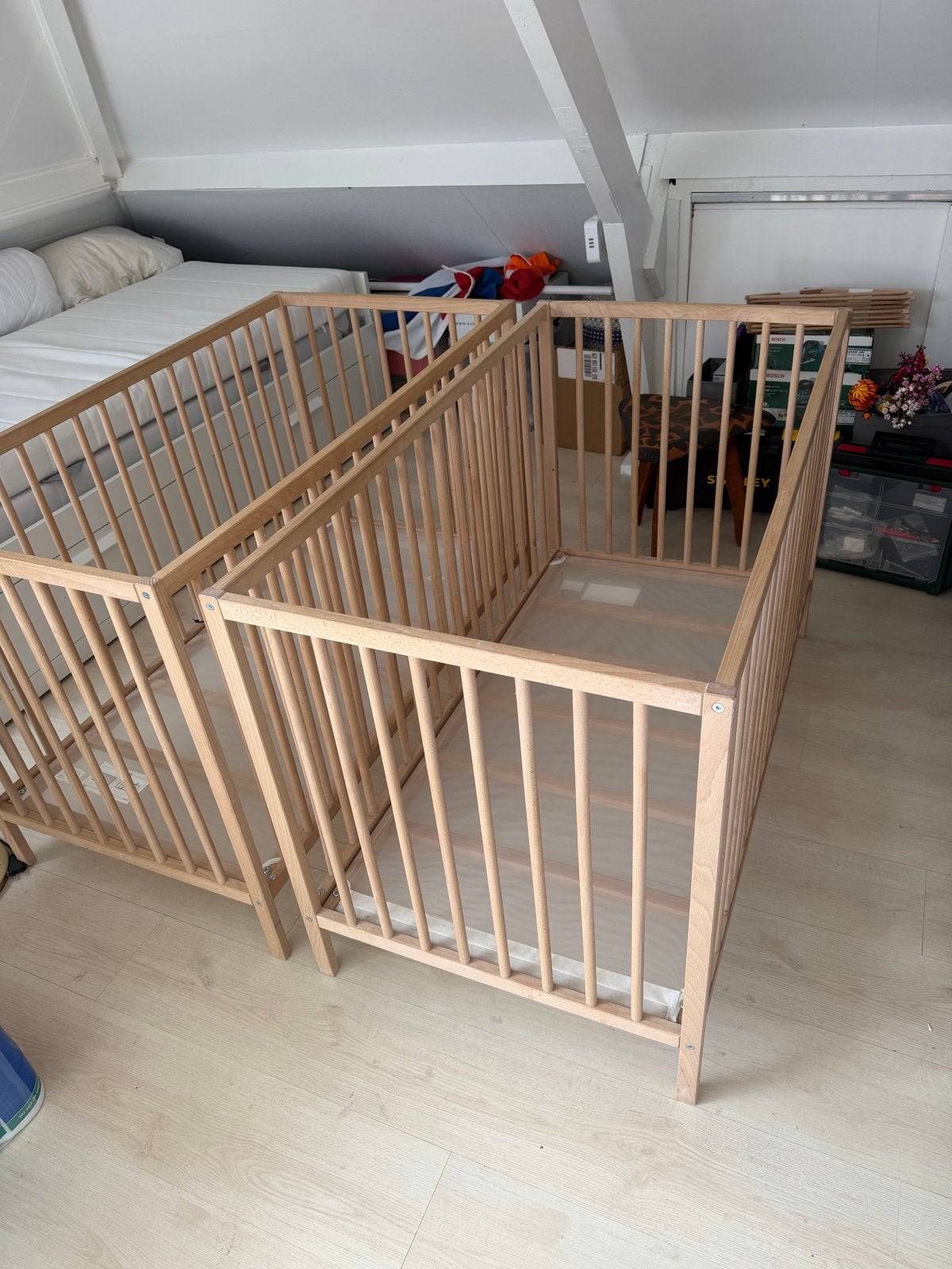 Twee houten ikea ledikanten voor baby's of peuters, Kinderen en Baby's, Babywiegjes en Ledikanten, Ophalen, Ledikant