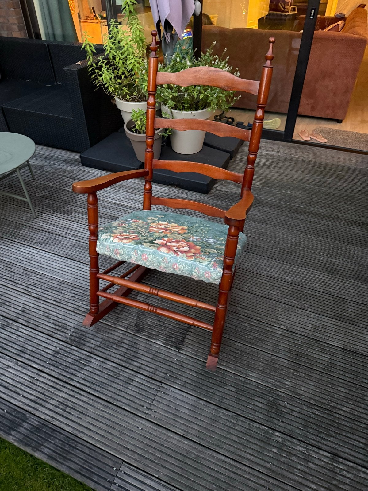 Antieke houten schommelstoel met bloemenkussen, Antiek en Kunst, Antiek | Meubels | Stoelen en Banken, Ophalen