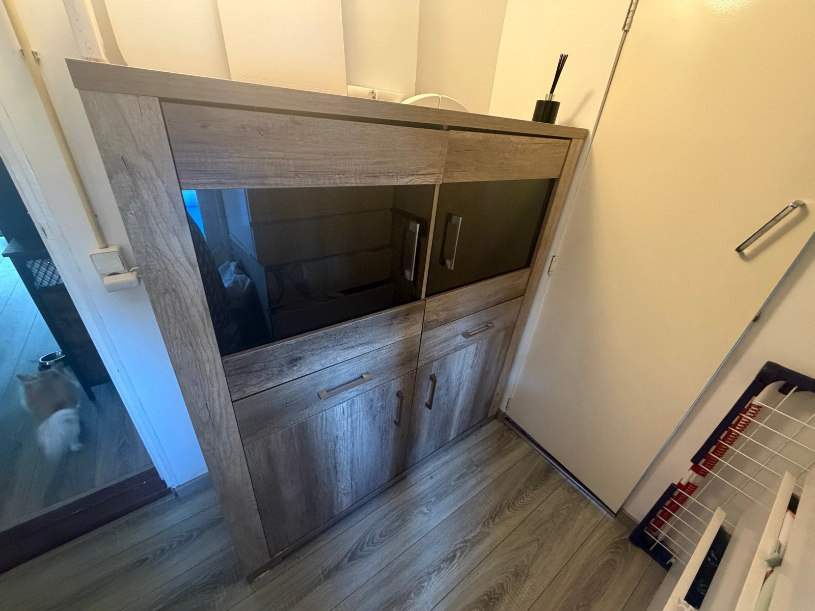 Vitrinekast Pronto Wonen - Bruin Hout met Glas, Huis en Inrichting, Ophalen, Gebruikt, 100 tot 150 cm, Met lade(s)