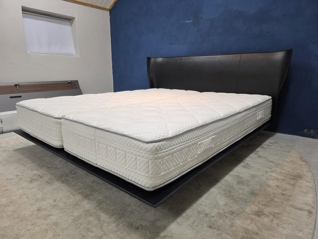 B&B Italia Alys Bed 180x210 matras Tuigleder showmodel 2024, Info@micheldethouars.nl, Zwart, Tweepersoons, Ophalen of Verzenden