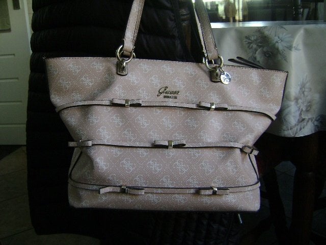 Guess dames handtas licht rosé met witte prints, Ophalen of Verzenden, Zo goed als nieuw, Roze, Handtas