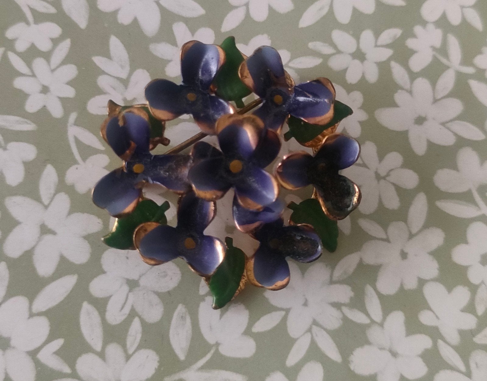 Vintage suffragette messing/emaille violet bloem broche., Ophalen of Verzenden, Gebruikt, Paars, Overige materialen