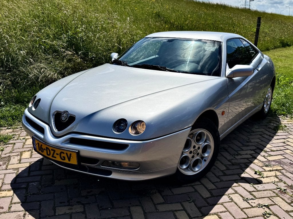 Alfa Romeo GTV 1.8 Twinspark 2000 Origineel NL NAP APK, Auto's, Alfa Romeo, 4 cilinders, 4 stoelen, Bedrijf, Grijs