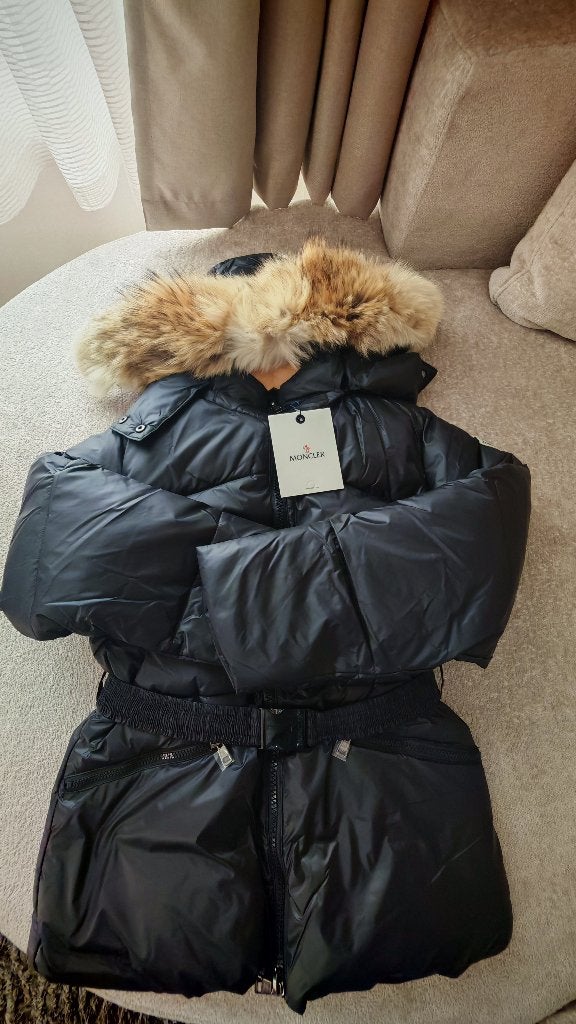 NIEUW Moncler jas (Maat S) – Zwart met bontkraag & ceintuur, Zwart, Moncler, Ophalen of Verzenden, Zo goed als nieuw