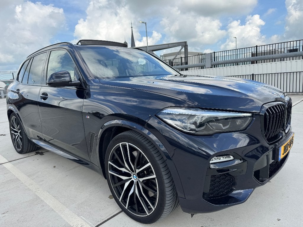 BMW X5 45e | MSport | High Exec. | Pano | Luchtvering | 22", 77 km/l, Met garantie (alle), 4 stoelen, Zwart