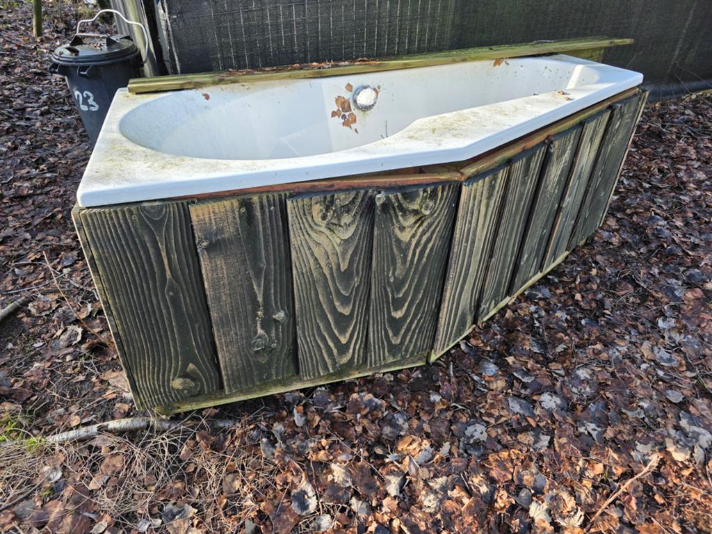 Badkuip met houten ombouw - ideaal voor buiten, Ophalen of Verzenden