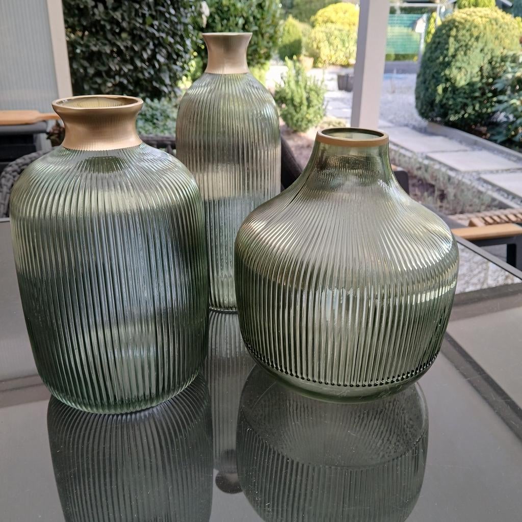 Set van 3 geribbelde glazen vazen - Groen met gouden rand, Huis en Inrichting, Woonaccessoires | Vazen, Ophalen of Verzenden, Minder dan 50 cm