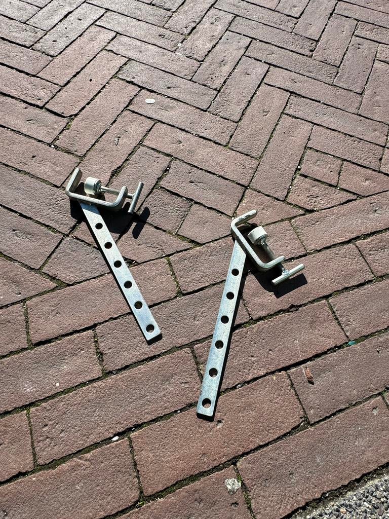 Ijzeren ophangbeugels voor markt of kledingrek (20 stuks), Ophalen, Gebruikt