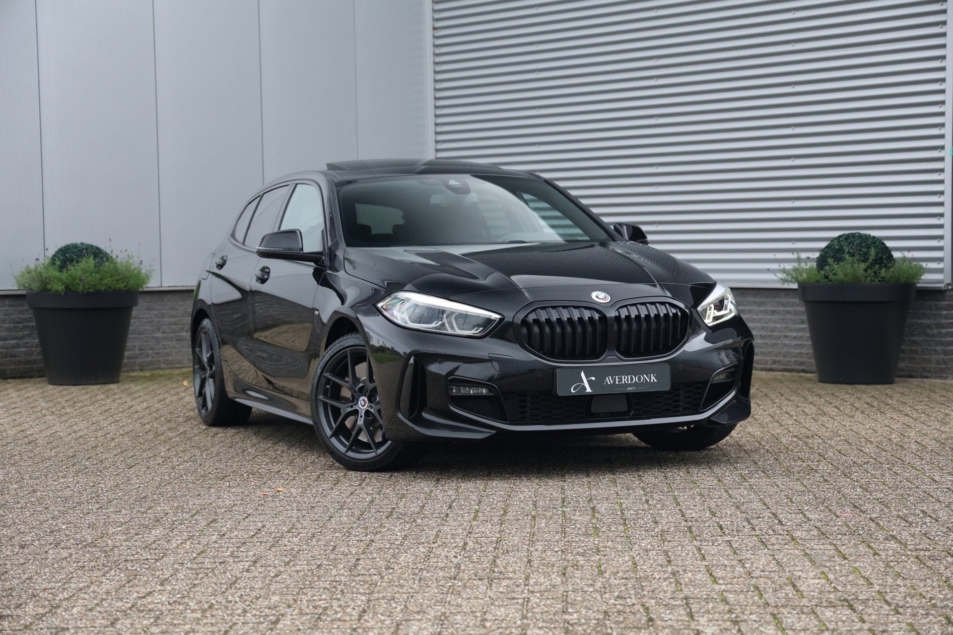 BMW 1-serie 118i M-Sport Aut. NAP|Pano|Stoelvw|Cam|Trekhaak|, Auto's, BMW, Dealer onderhouden, 136 pk, Gebruikt, Zwart