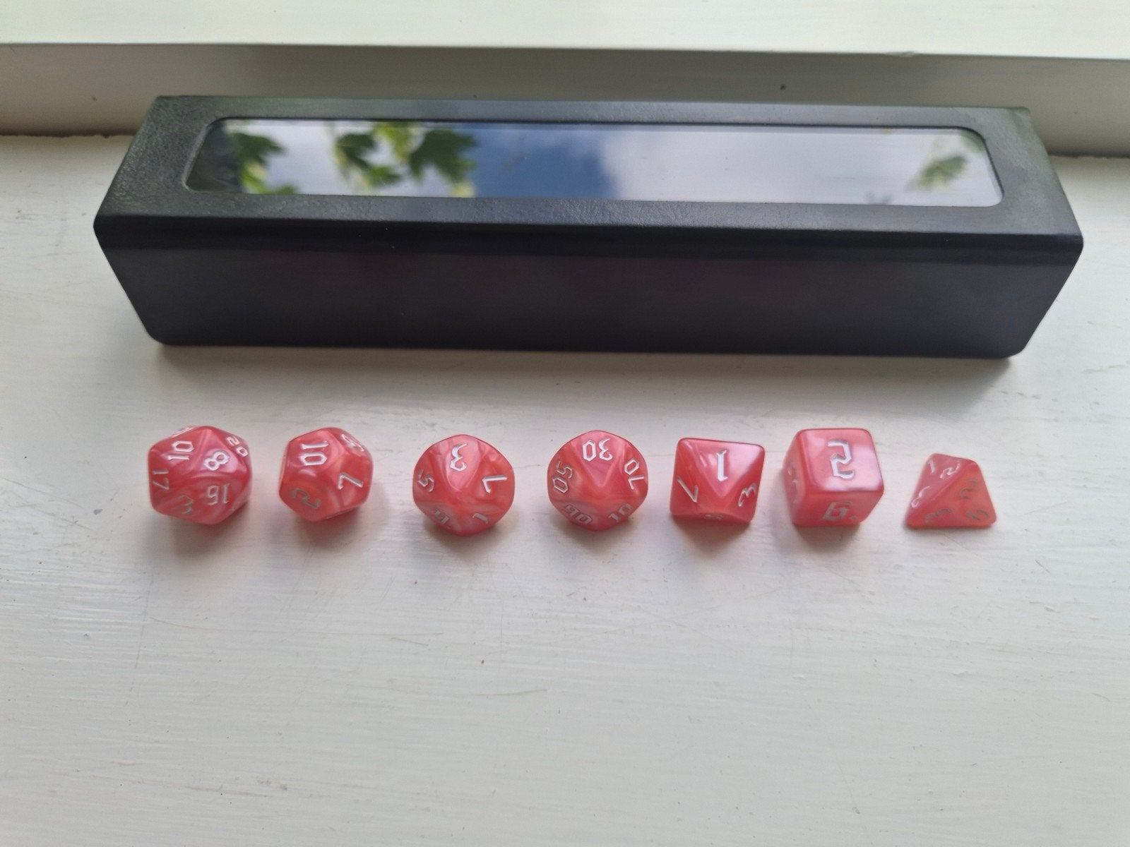 Roze D&D dobbelstenen + showcase, Ophalen of Verzenden, Nieuw, Overige soorten, Toebehoren