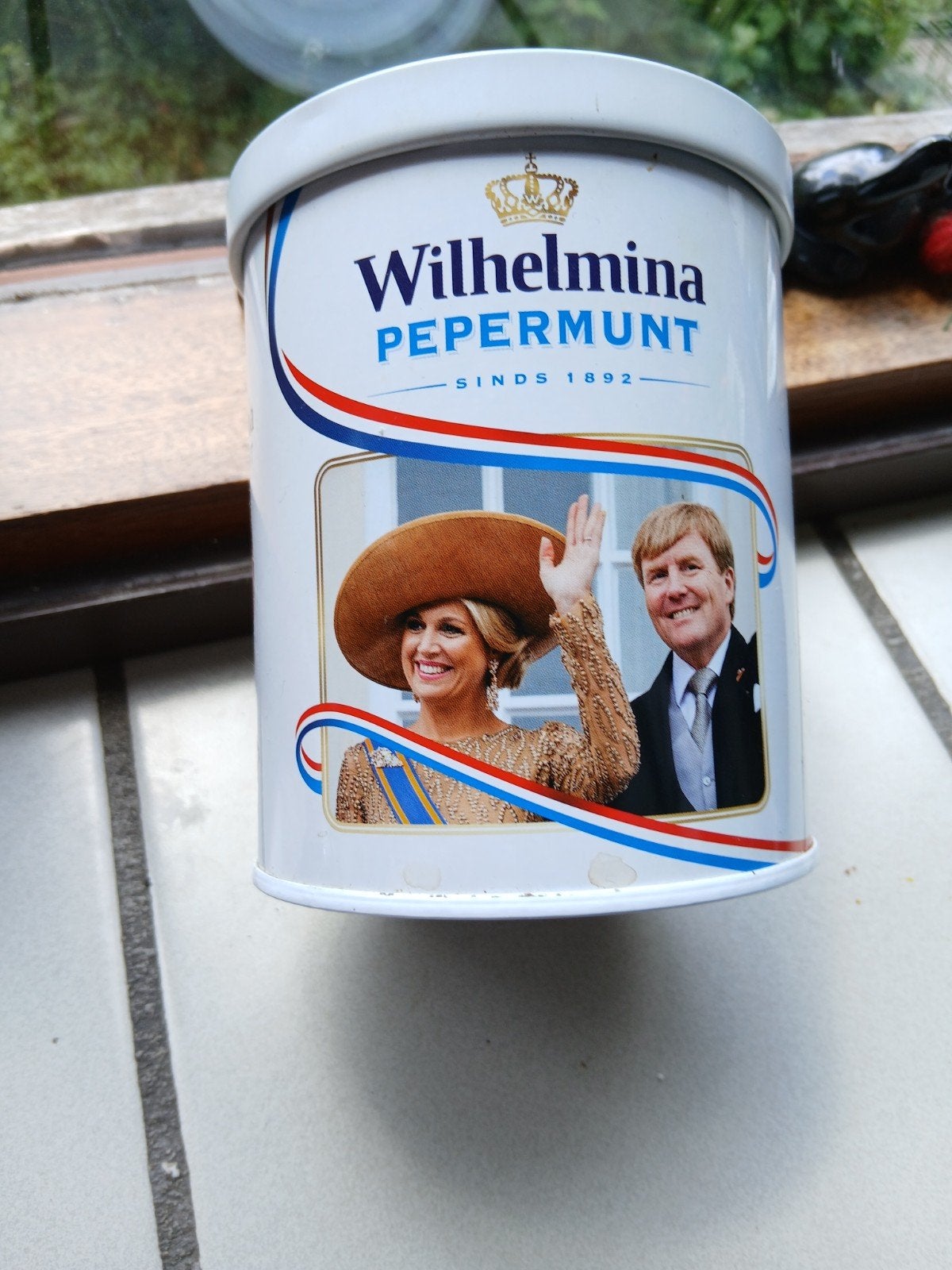 Blik Wilhelmina Pepermunt met afbeelding Koningspaar, Verzamelen, Koninklijk Huis en Royalty, Ophalen of Verzenden, Gebruikt, Nederland