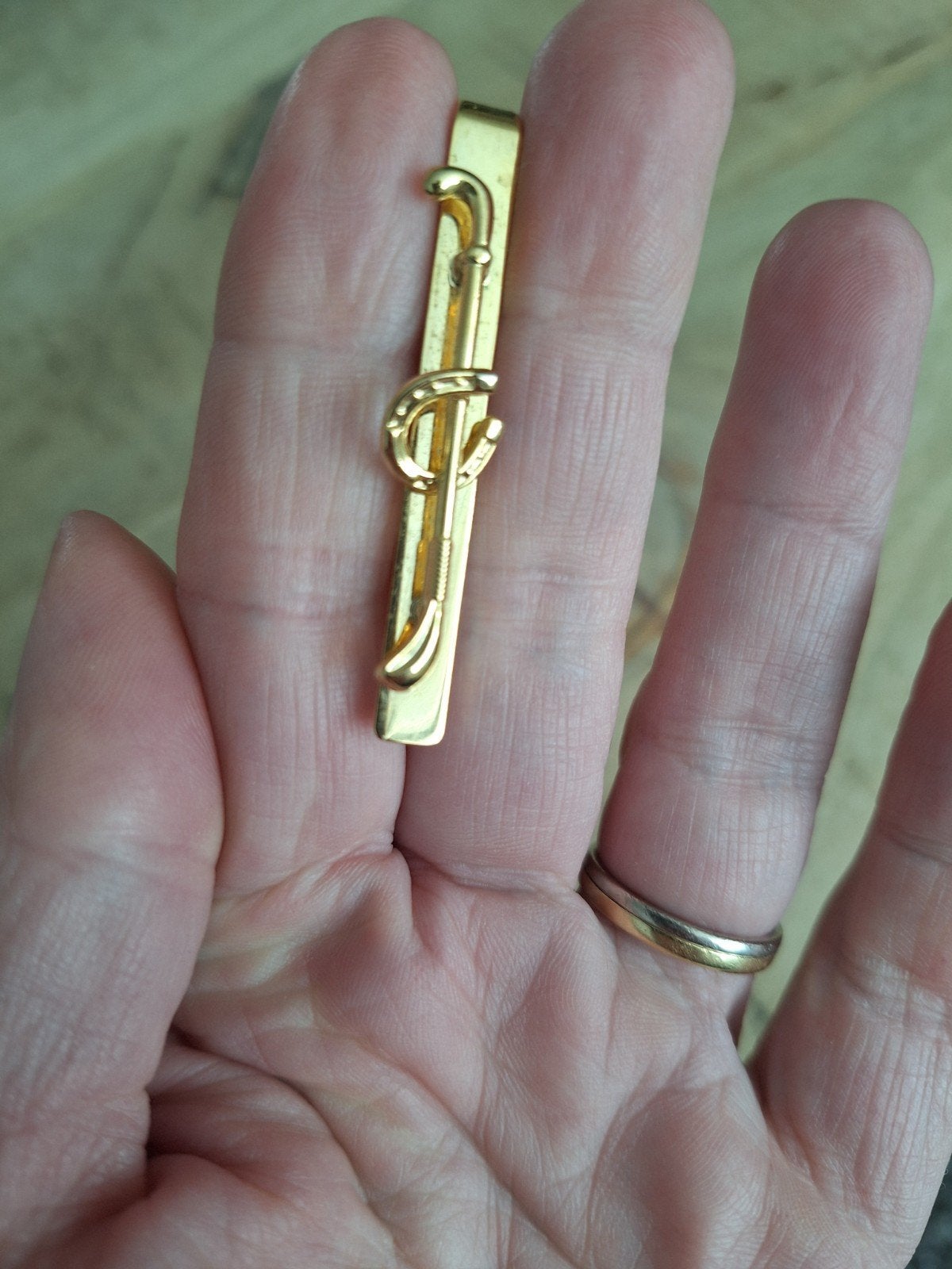 Gouden dasspeld met golfclub en hoefijzer, Ophalen of Verzenden, Zo goed als nieuw, Overige materialen, Verguld
