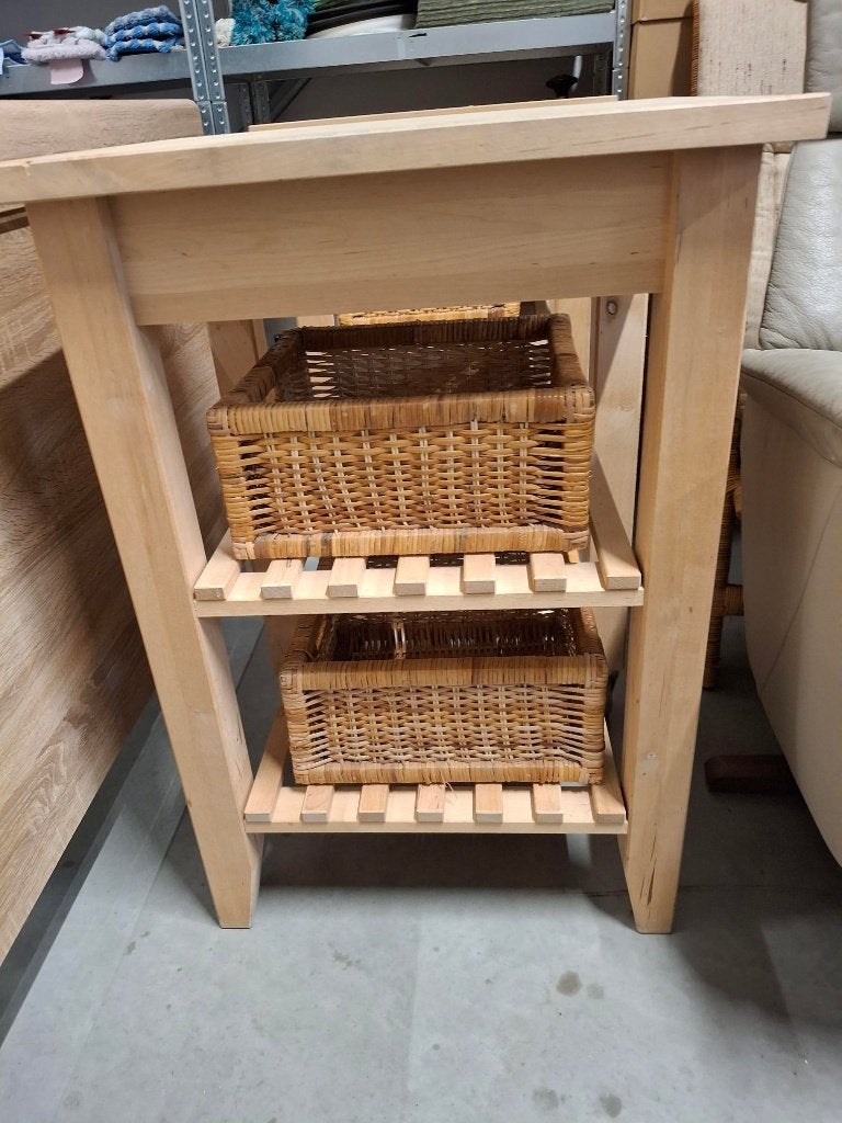 Houten bijzettafel met rieten manden, Ophalen, Minder dan 50 cm, Gebruikt, 1 of 2 laden