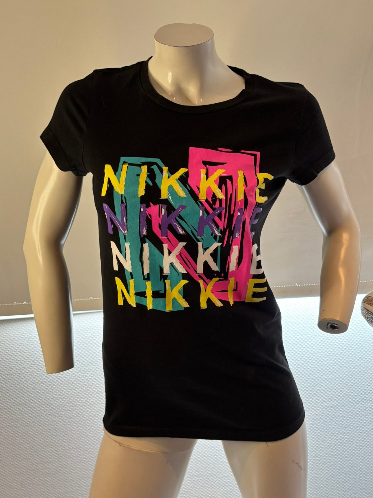Nikkie shirt met leuke print maat 34, ., Zwart, Ophalen of Verzenden, Zo goed als nieuw