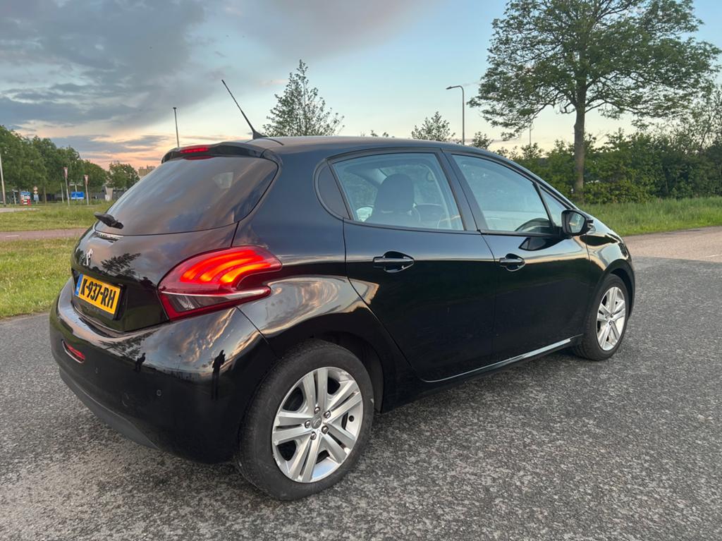 Peugeot 208 1.2 Puretech Signature 82pk 2019 Zwart Carplay, Voorwielaandrijving, 83 pk, Stof, 40 €/maand