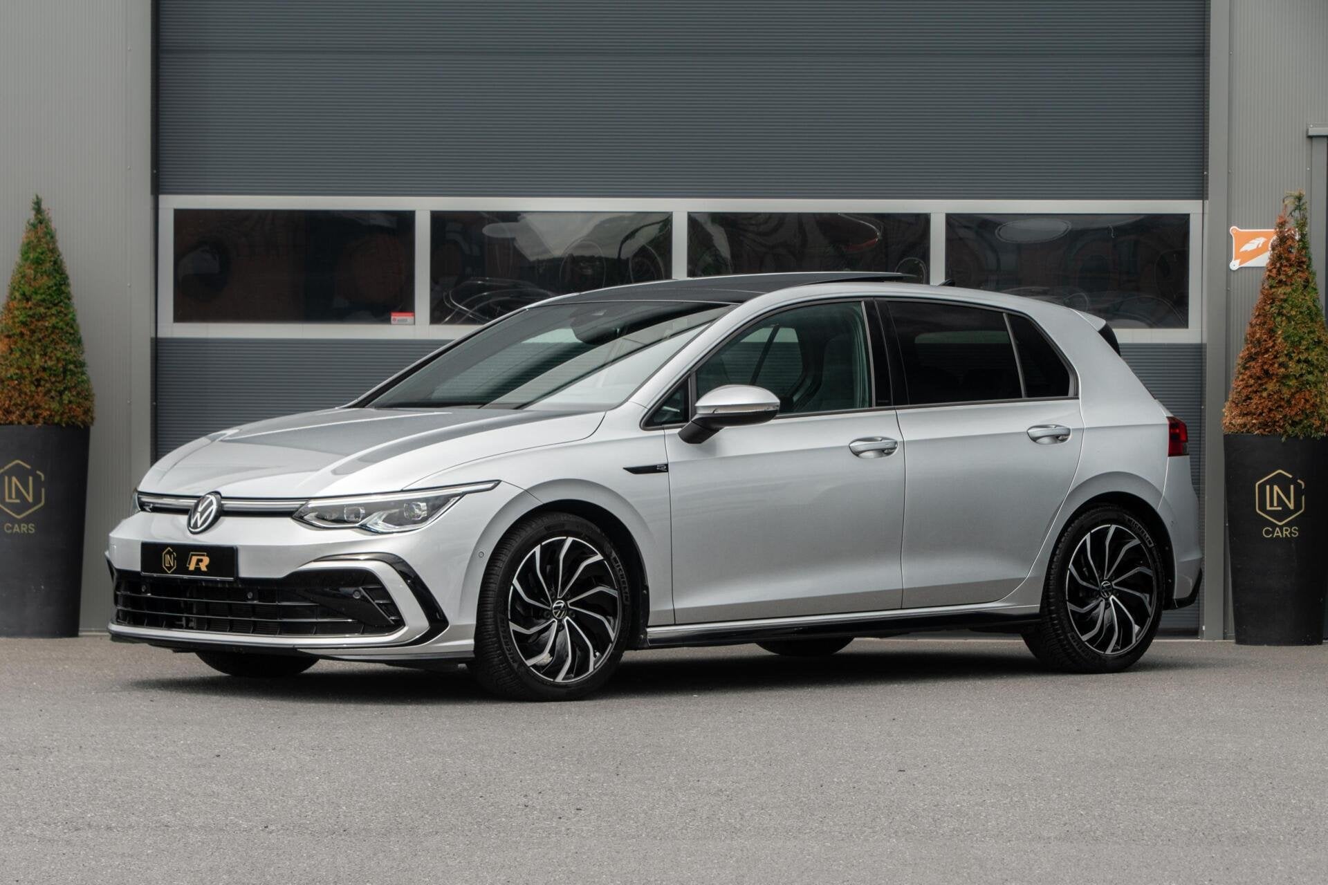 Volkswagen Golf 1.5 eTSI R-Line | Pano | DAB | HUD | Camera, 4 cilinders, Met garantie (alle), Bedrijf, Golf