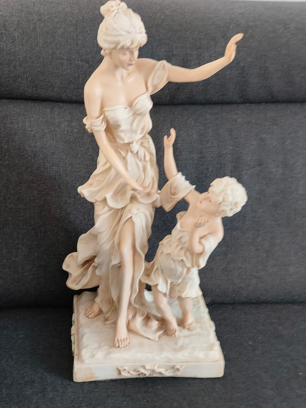 Decoratief beeld van een vrouw met een kind. 

Voorzien van, Ophalen