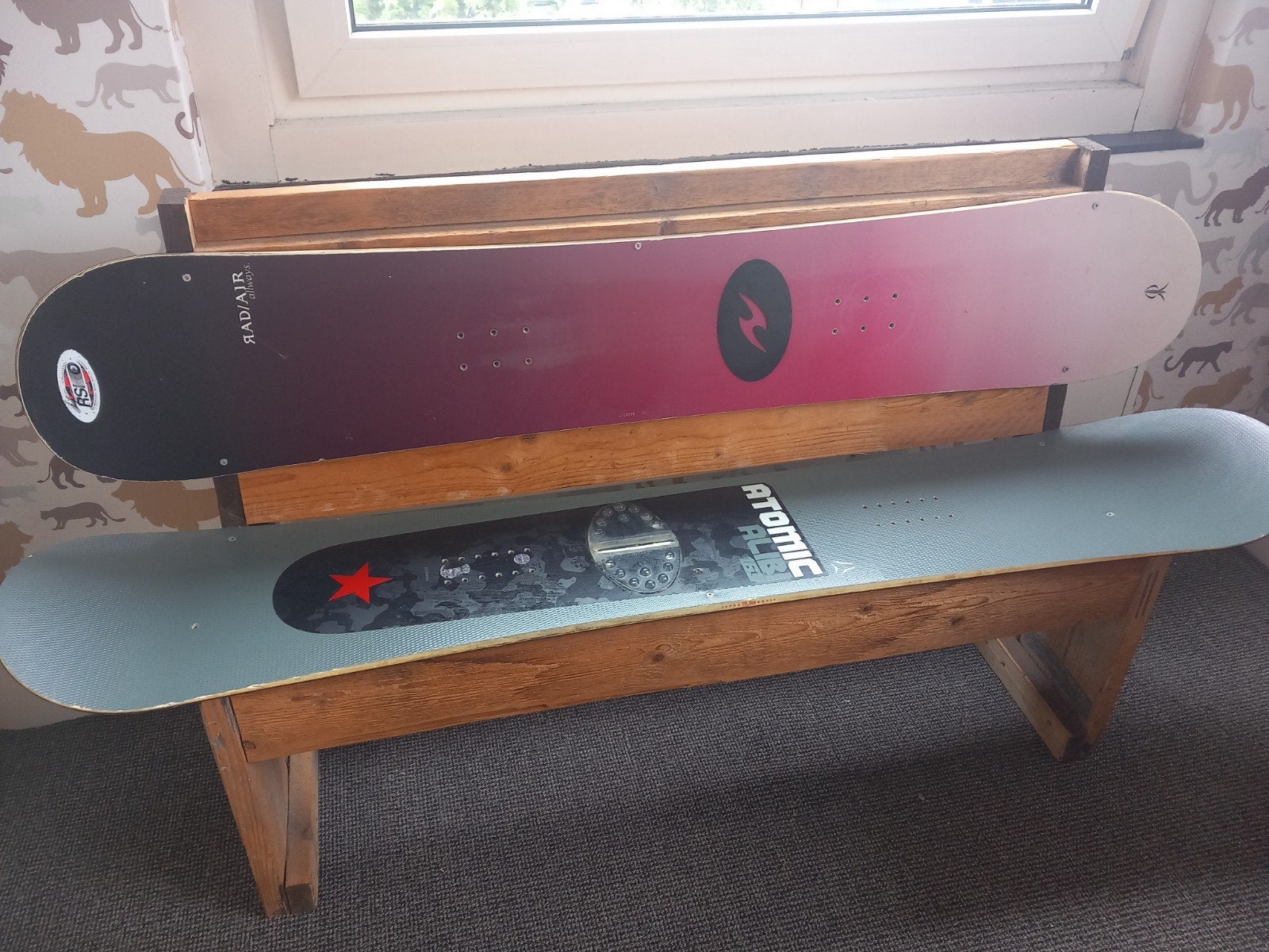 STOERE BANK VAN SNOWBOARDS EN SLOOPHOUT, Huis en Inrichting, Banken | Voetenbanken en Poefen, Ophalen, Rechthoekig, 125 cm of meer