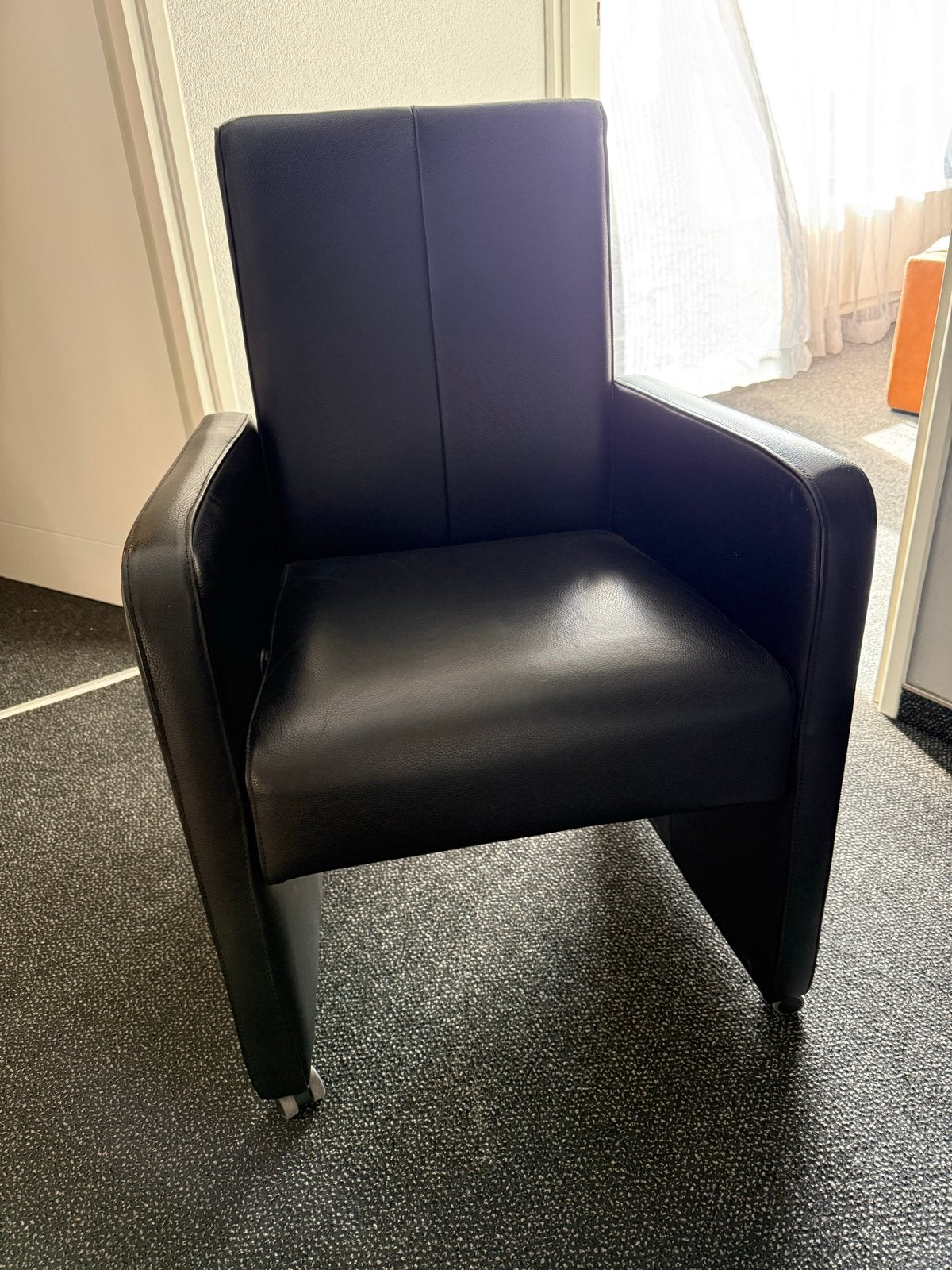 2 Zwarte leren fauteuils met wieltjes, Ophalen, Gebruikt, Twee, Zwart
