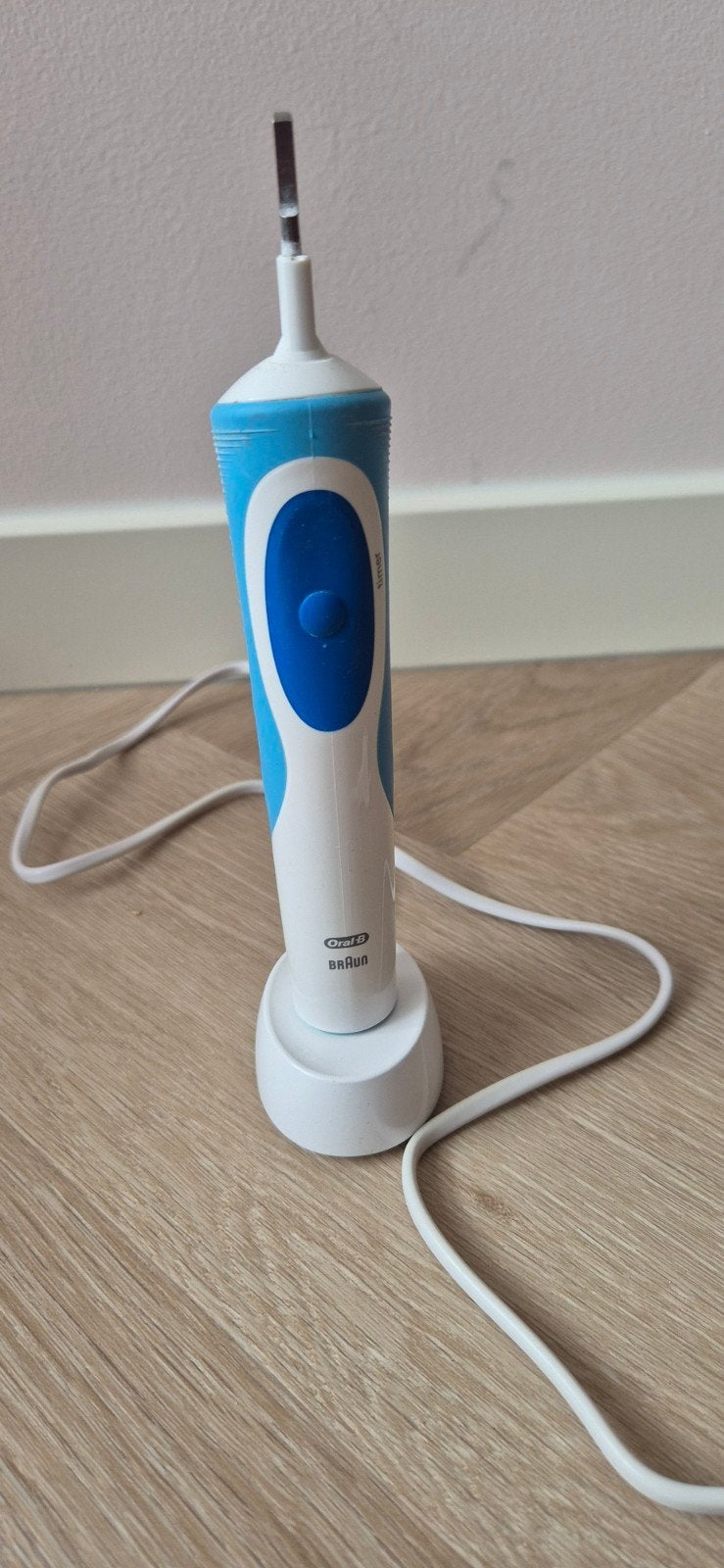 Oral-B Braun elektrische tandenborstel met oplader, Witgoed en Apparatuur, Persoonlijke-verzorgingsapparatuur, Ophalen of Verzenden