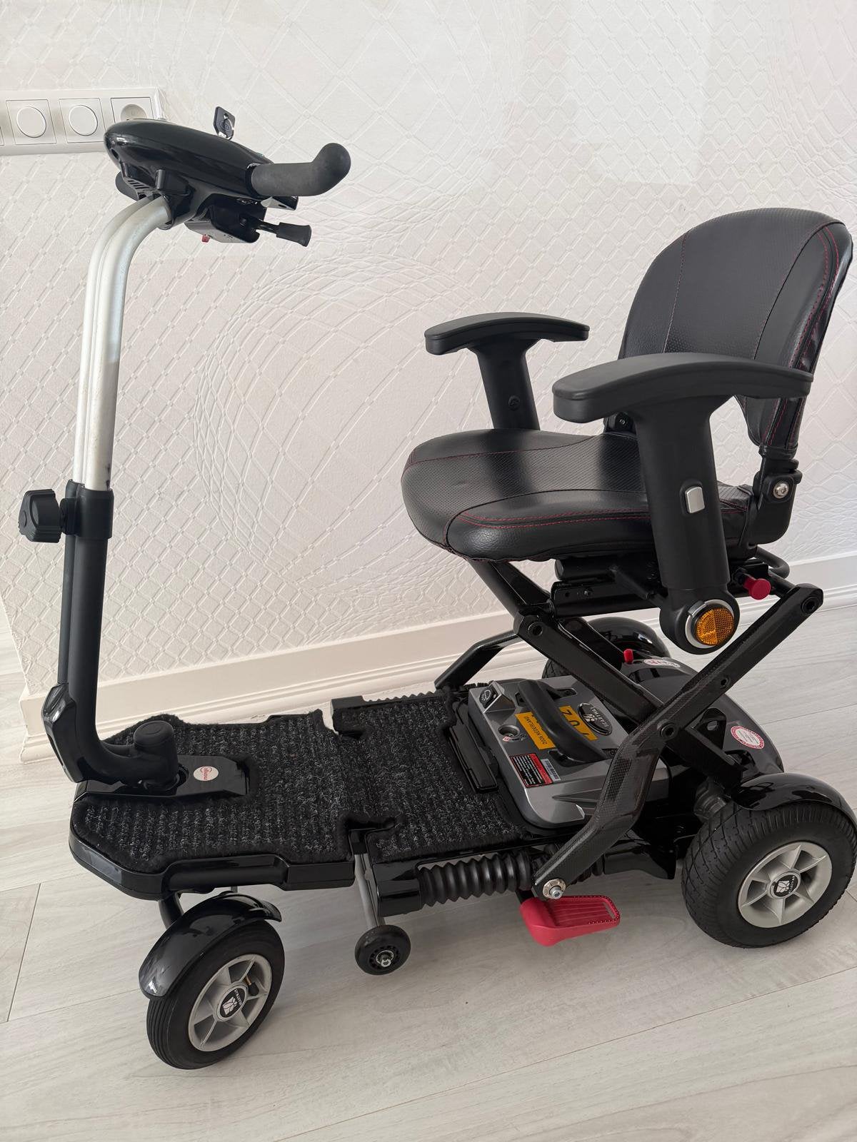Scootmobiel Mango Bobby Deluxe Carbon opvouwbaar, Ophalen, 10 km/u of minder, Zo goed als nieuw, Mango