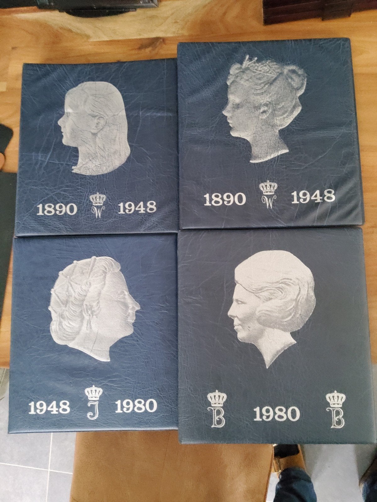 4 Hartberger muntenalbums voor Wilhelmina, Juliana, Beatrix, Ophalen of Verzenden