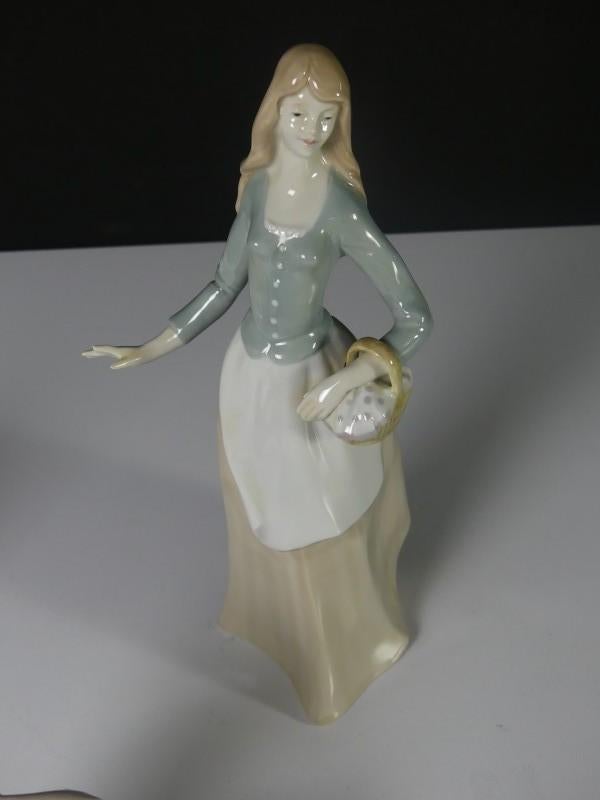 🗿Brocante: Nadal beeld - Meisje met bloemenmand🏷️€8,-, Ophalen of Verzenden, Gebruikt, Mens