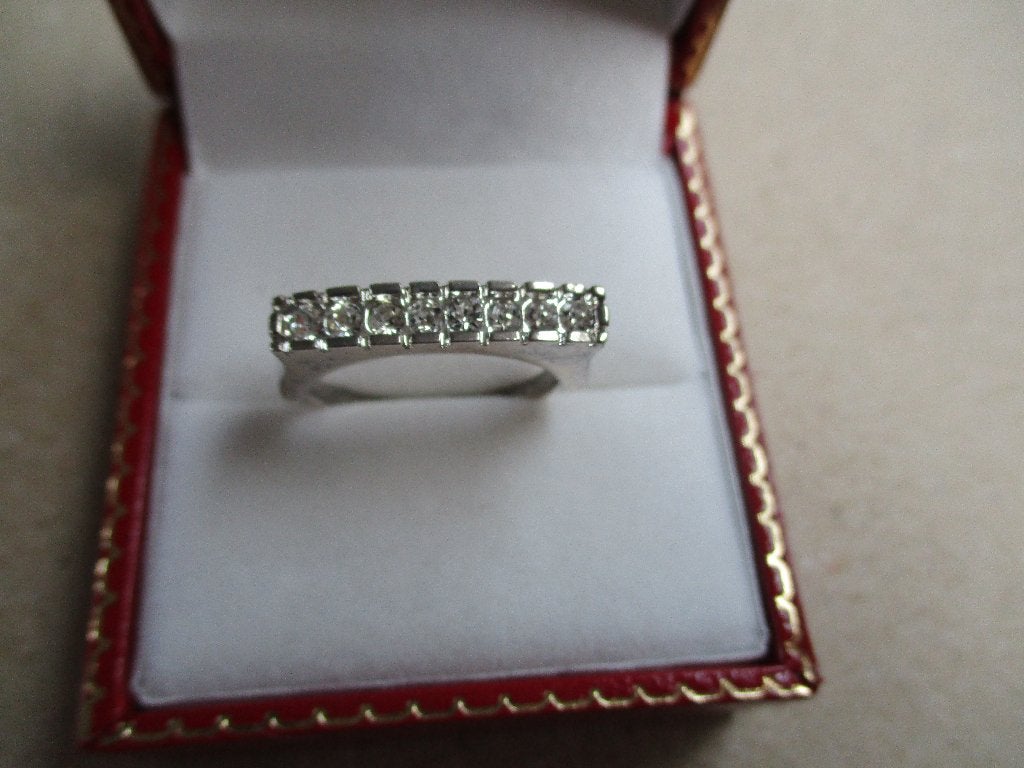 Zilverkleur ring 17 mm. mooi model met 8 steentjes erin, Sieraden, Tassen en Uiterlijk, Overige materialen, Verzenden, Zo goed als nieuw