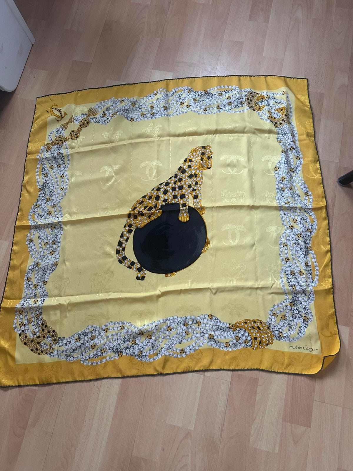 Vintage Cartier zijden sjaal le must de cartier jaren 80, Ophalen of Verzenden, Zo goed als nieuw, Maat 46/48 (XL) of groter, Sjaal