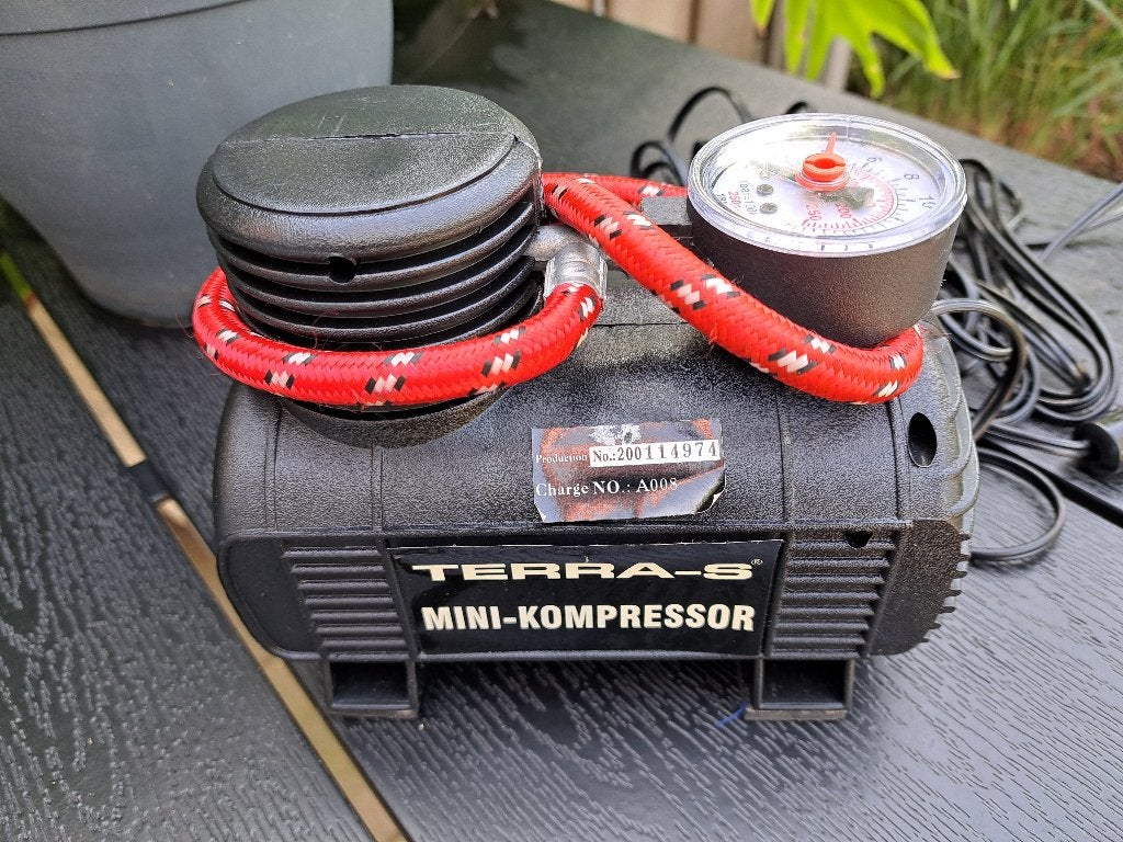 12V minicompressor voor de auto, Ophalen of Verzenden, Zo goed als nieuw