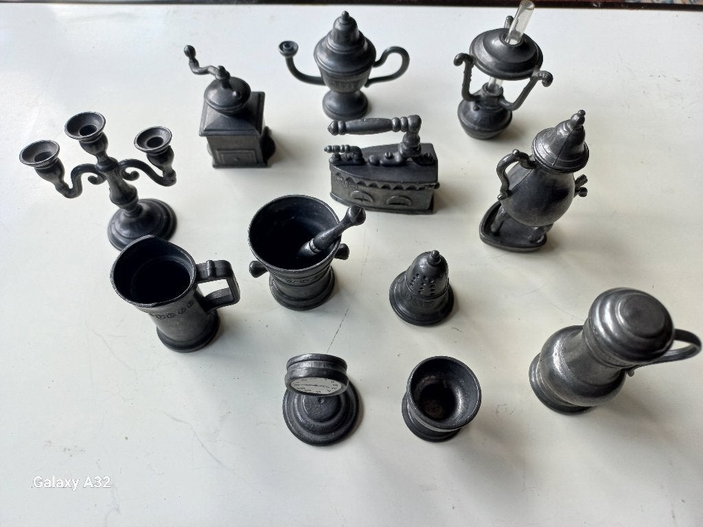 12 tinnen miniaturen figuren voor letterbak of poppenhuis, Ophalen of Verzenden