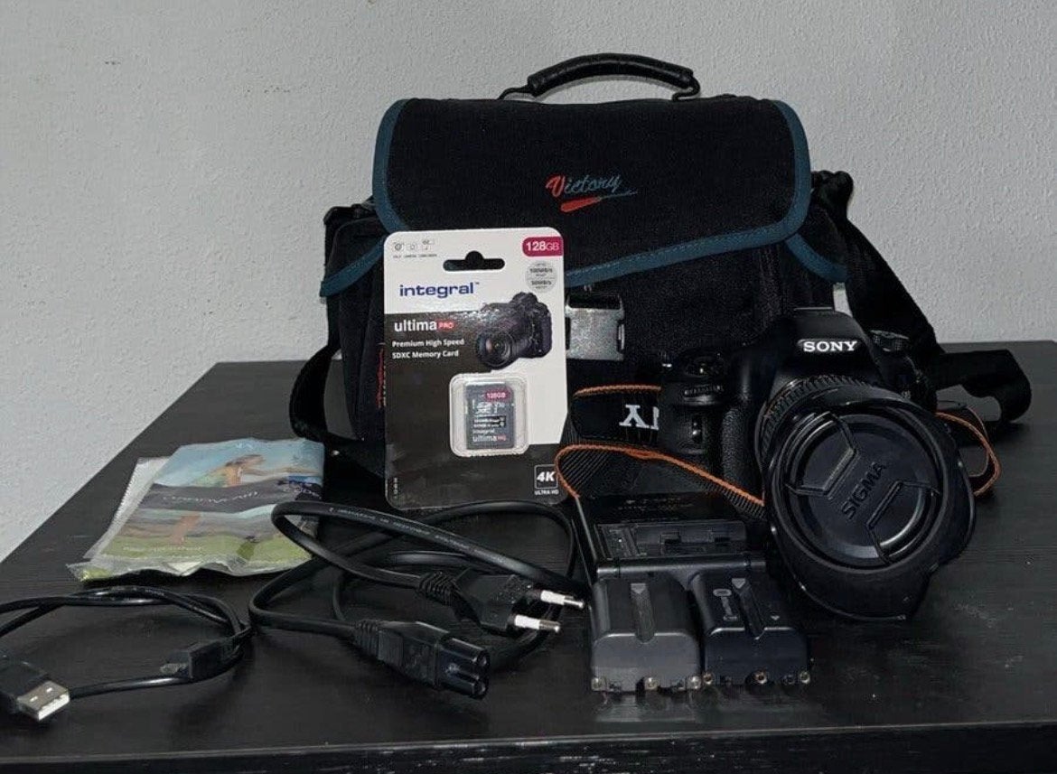 Sony Alpha a58 + 18-200mm lens | 2 accu’s | USB-kabel | tas, 20x of meer, Ophalen of Verzenden, Zo goed als nieuw, Sony
