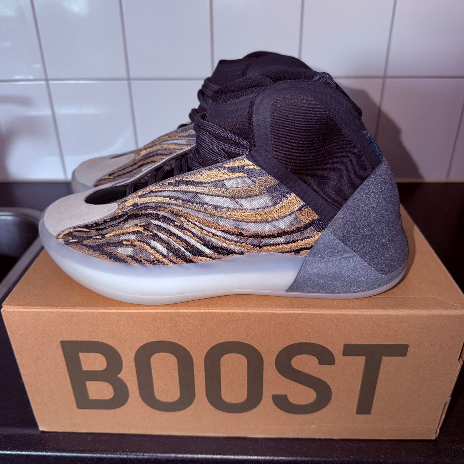 YEEZY QNTM AMBER TINT 42, Bruin, Ophalen of Verzenden, Sneakers of Gympen, Zo goed als nieuw
